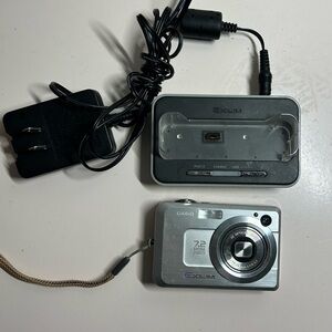 Casio Exilim EX Z750 7.2 MegaPixel Digital Camera TESTED-with Battery/Charger